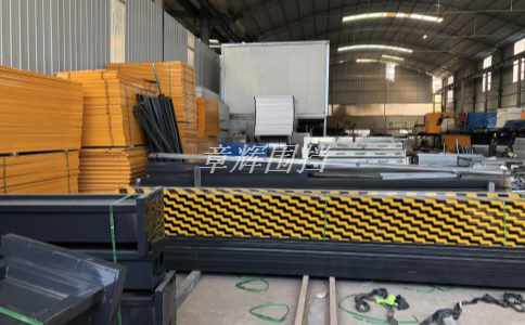 金屬圍擋的顏色是否需要與周圍環(huán)境相協(xié)調(diào)？